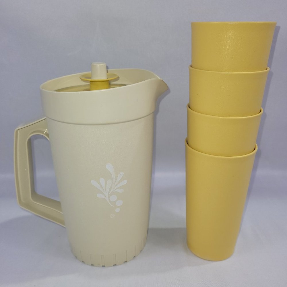 Tupperware Vintage Plastic 8" Pitcher & 4 Cup Set Harvest Gold Jug w Lid